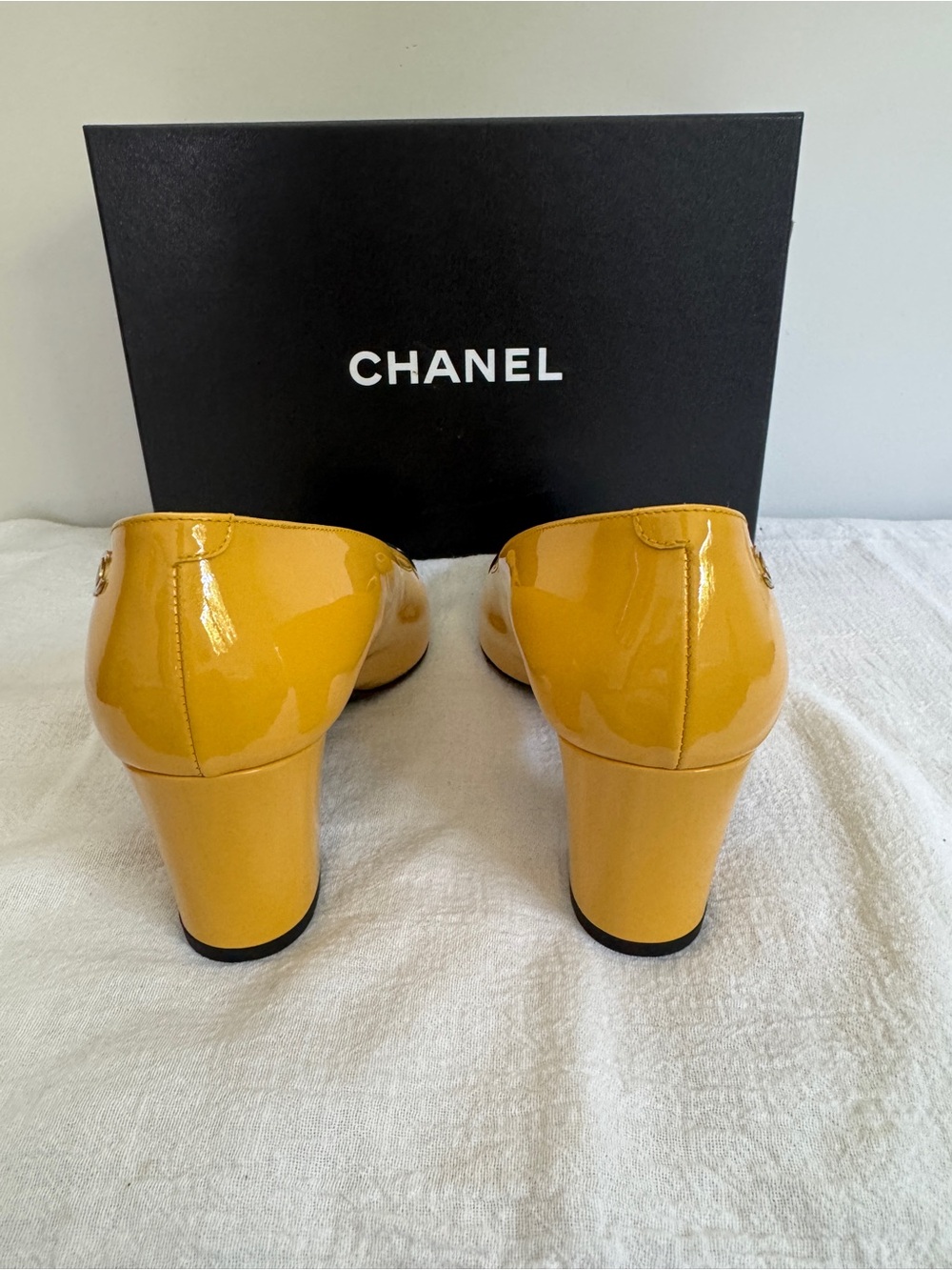 CHANEL Yellow Patent Leather Pumps with Black Cap Toe - Picture 4 of 6